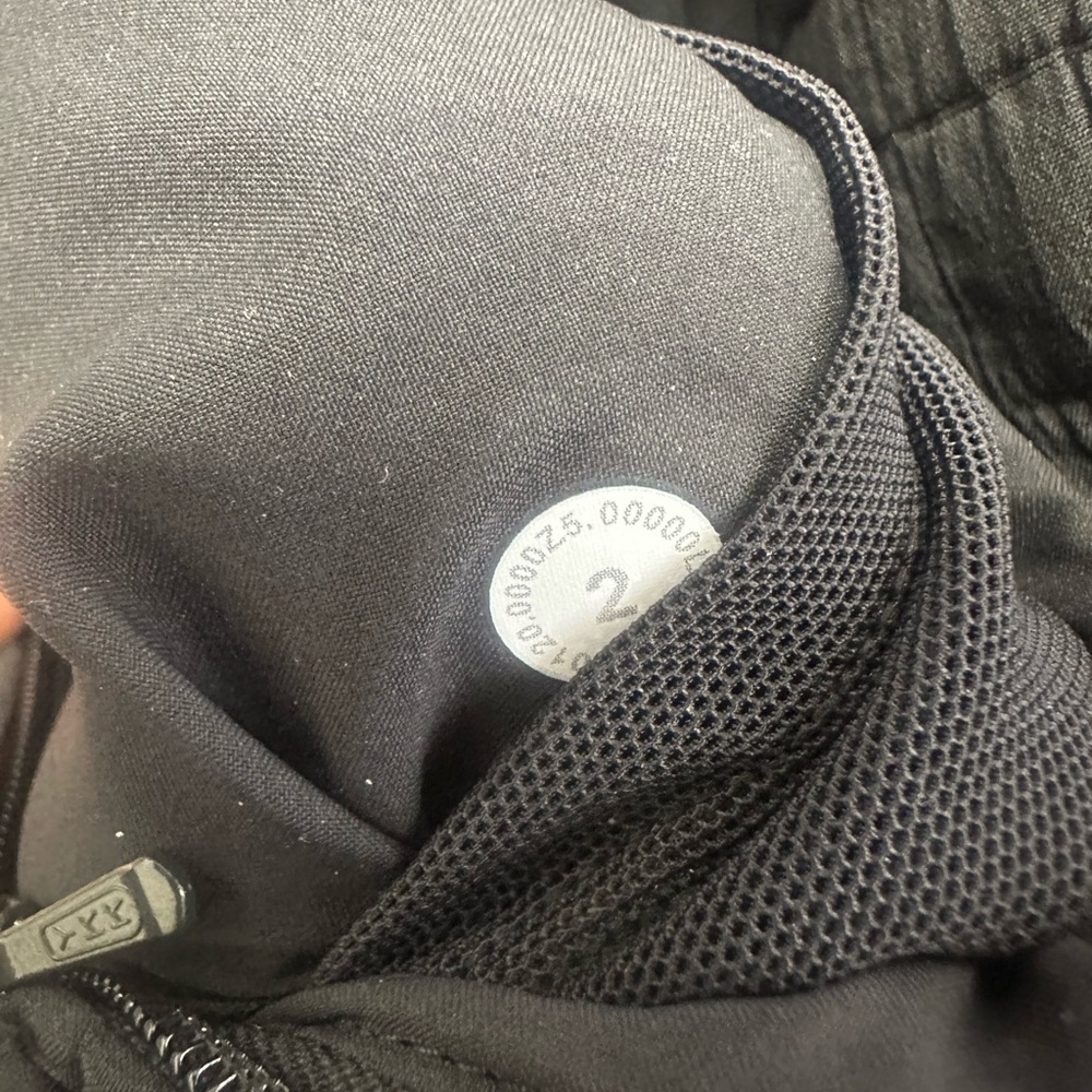 Lululemon Serene Travels Wrap
DESIGNED FOR ON THE MOVE Size 2 - Picture 7 of 7